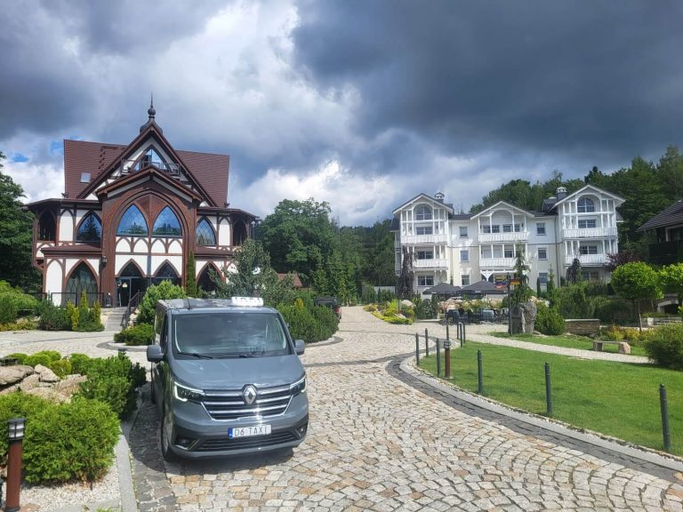 Wycieczki ze Szklarskiej Poręby – Praga, Skalne Miasto, Zamki | Bus 8 osób